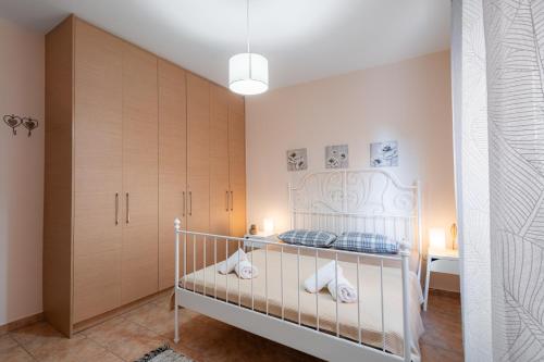 Katil atau katil-katil dalam bilik di Relaxing family house with garden in Avra, Rafina