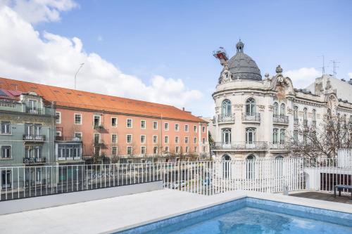 a building with a swimming pool in front of a building at Vila Intendente - Apartamento 2 Quartos in Lisbon