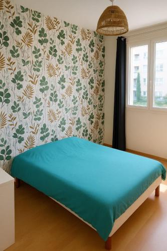 - une chambre avec un lit bleu dans l'établissement Appartement spacieux de 92m2, à Brest