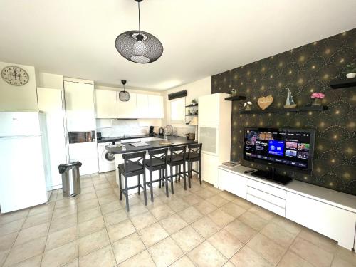 une cuisine avec une table et quelques chaises dans l'établissement Les calanques, à Cavalaire-sur-Mer