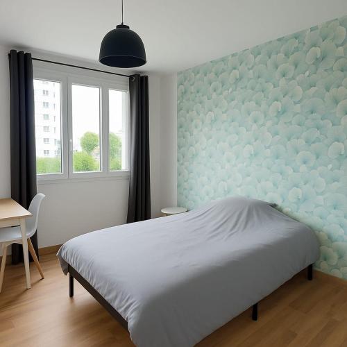 une chambre avec un lit blanc et une fenêtre dans l'établissement Appartement spacieux de 92m2, à Brest