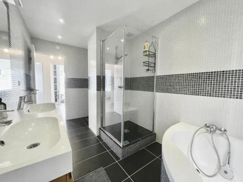 Ένα μπάνιο στο Le Saint-Cloud 155 m2 Located 15 Minutes from Paris
