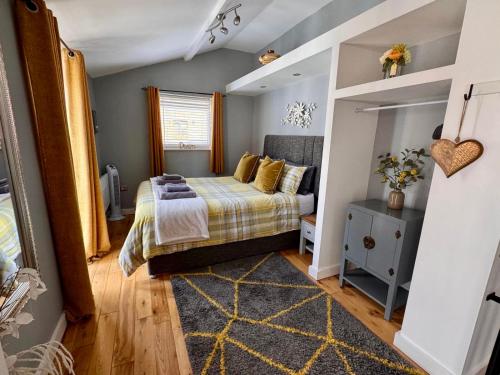 a small bedroom with a bed and a window at Detached one bedroom house near to castle and cathedral in Lincoln