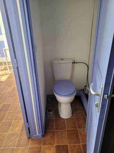 La salle de bains est pourvue de toilettes avec un couvercle bleu. dans l'établissement Studio, à Dunkerque
