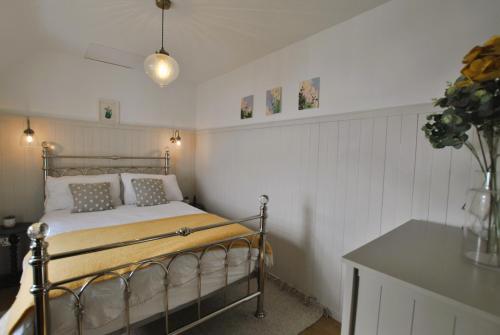 Katil atau katil-katil dalam bilik di Harbour Sunrise- stunning coastal apartment