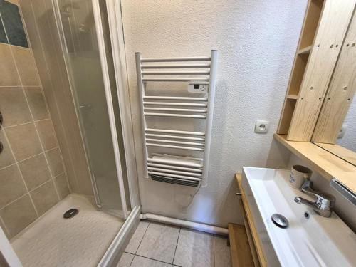 une salle de bain avec douche et lavabo dans l'établissement Beau T3 lumineux avec terrasse et parking privé, à Billère