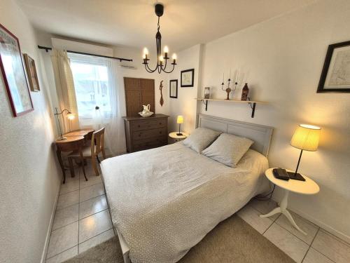 une chambre avec un lit, une table et un bureau dans l'établissement Beau T3 lumineux avec terrasse et parking privé, à Billère