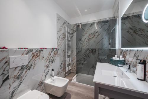 a bathroom with a toilet and a sink and a shower at Affittacamere I Tesori di Modena - Malmusi in Modena