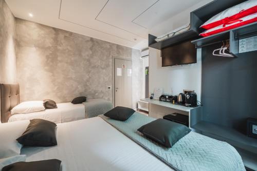 a hotel room with two beds and a kitchen at Affittacamere I Tesori di Modena - Malmusi in Modena