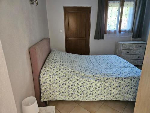 - une petite chambre avec un lit et une commode dans l'établissement Chez Cathy, à Pernes-les-Fontaines