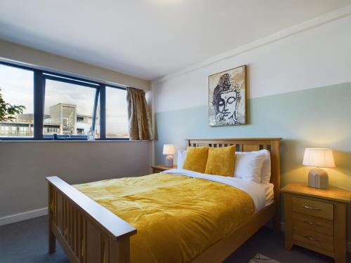 Un dormitorio con una cama con una colcha amarilla. en Stylish Central Apartment 2 Beds 4 Guests, en Liverpool