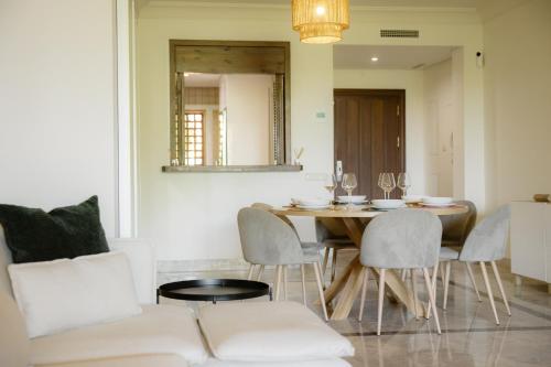 Apartment with large terrace, swimming pool and green areas, next to Puerto Banús