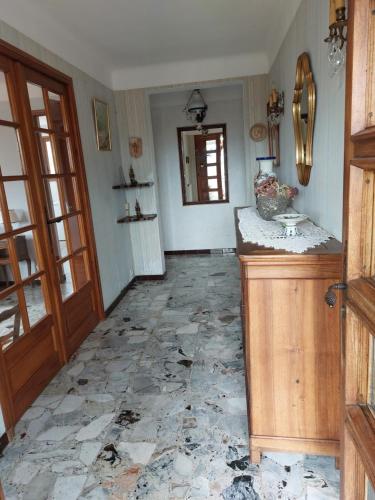 a room with a hallway with a counter and a floor at La Gineste in Serres