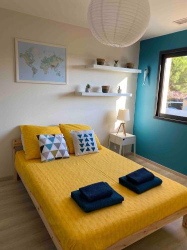 - une chambre avec un lit jaune et 2 oreillers dans l'établissement Villa VIE House in Grau d'Agde, au Grau-dʼAgde