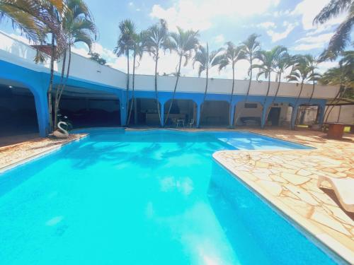 Bazén v ubytování Área de lazer 3 suítes 50 ps nebo v jeho okolí