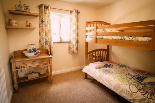 Un pat sau paturi într-o cameră la Charming Welsh Cottage
