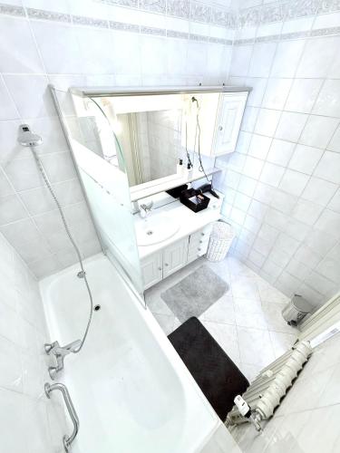une salle de bain blanche avec une baignoire et un lavabo dans l'établissement 2P Hyper Centre Sea View 55m, à Vence