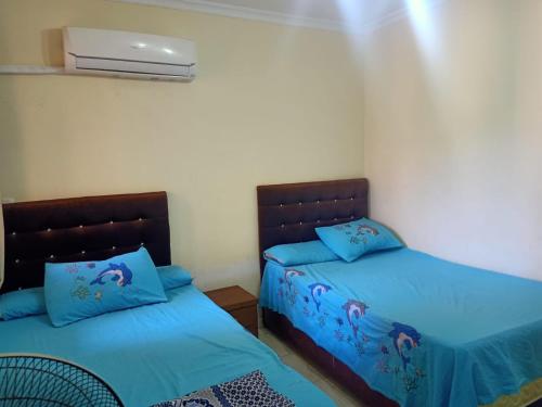 Ένα ή περισσότερα κρεβάτια σε δωμάτιο στο Dimora-ديمورا north coast chalet N