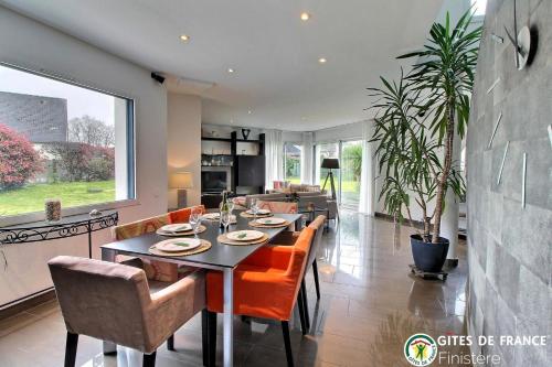 une salle à manger avec une table et des chaises dans l'établissement L'embellie, à Quimper