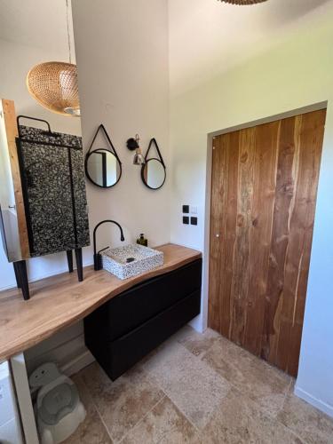 une salle de bain avec une vanité en bois et une porte en bois dans l'établissement CCB House, à Aix-en-Provence