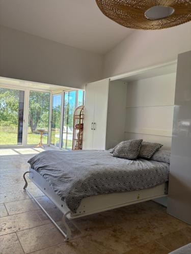 une chambre avec un lit et une grande fenêtre dans l'établissement CCB House, à Aix-en-Provence