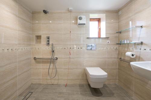une salle de bain avec une douche, des toilettes et un lavabo dans l'établissement Elm Cottage, à Boston