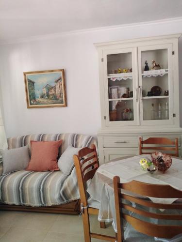 Ruang duduk di Nostalgia Apartment A in Sami 50 metres from the sea