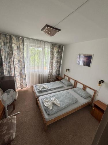 Postel nebo postele na pokoji v ubytování Aranypart Hostel