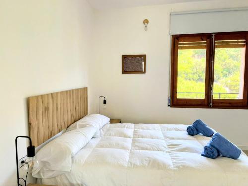 Ένα ή περισσότερα κρεβάτια σε δωμάτιο στο Charming Attic with Pool and Seaviews