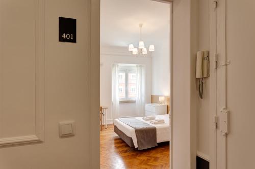 a room with a bed and a room with a room sidx sidx sidx at Home Out Rooms & Apartments in Lisbon