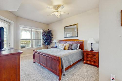 Ένα ή περισσότερα κρεβάτια σε δωμάτιο στο The Waters Condo Building 3 - Horseshoe Bay Hideaway