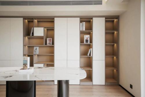 上海Pure home-Luxurious Grand Penthouse in Shanghai Core,Large area,close to Yu Garden The Bund People Square Commanding Panoramic Night of the Pearl Tower,Enjoying the stunning views of the Bund的一间设有白色桌子和书架的房间