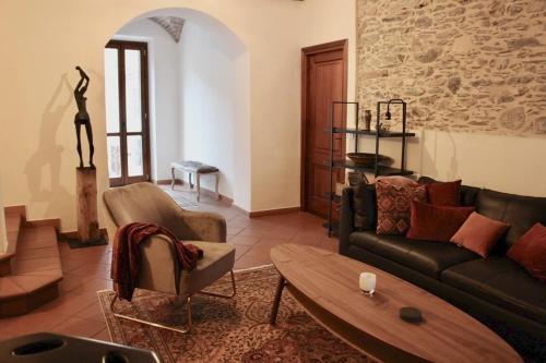 a living room with a couch and a table at Casa Bel Tempo in Pieve di Teco