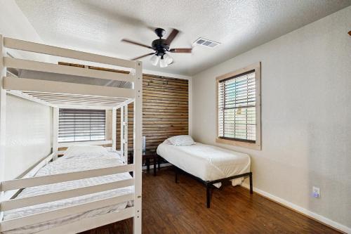 Katil atau katil-katil dalam bilik di Sunshine House Texas Hideaway