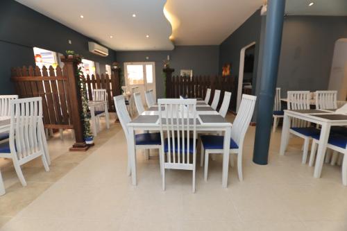 Posezení v ubytování Al-Ashkhara Beach Resort منتجع شاطئ الأشخرة