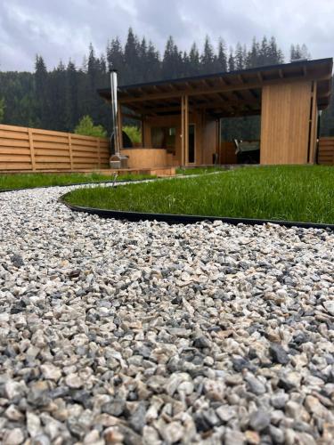 a gravel driveway with a house in the background at Acasa la Pojorata in Pojorîta