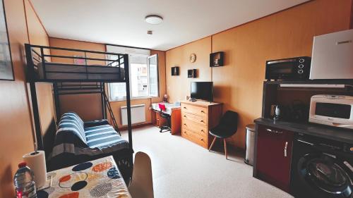 Cette petite chambre comprend des lits superposés et un bureau. dans l'établissement Super apartment between beach and city center, à La Rochelle