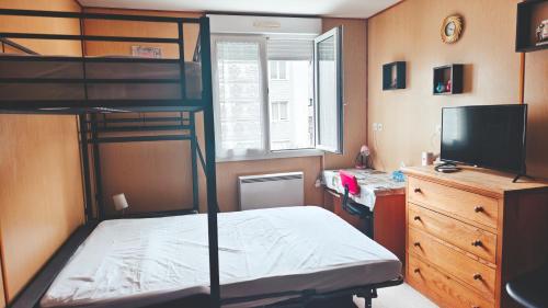 une chambre avec un lit superposé et un bureau dans l'établissement Super apartment between beach and city center, à La Rochelle