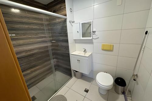 a small bathroom with a toilet and a shower at Apt de Luxo I no Shopping DF Plaza - Aguas Claras in Águas Claras