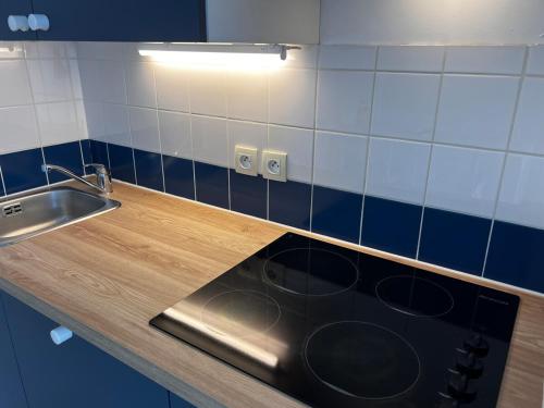 Il comprend une cuisine équipée d'une cuisinière et d'un évier. dans l'établissement T2 Cosy, Piscine, Parking et Résidence front mer, à Les Sables-dʼOlonne