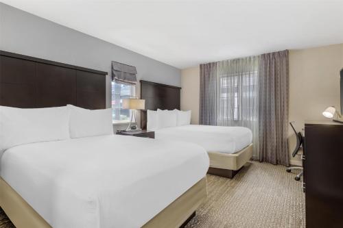 Cama ou camas em um quarto em Sonesta ES Suites Orlando - Lake Buena Vista