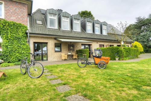 two bikes parked in the yard of a house at Göckes Haus Und Garten Lavendelbeet in Wettringen