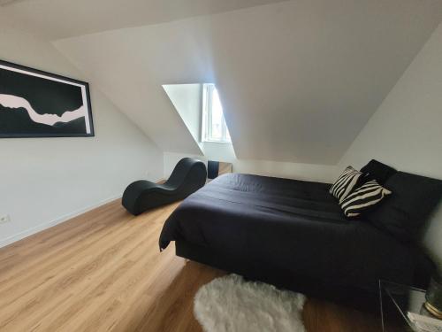 una camera da letto con un letto nero e una finestra di Loveroom Instants Secret Amiens ad Amiens