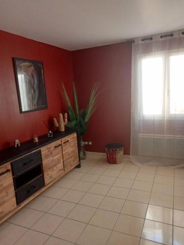 - un salon avec une commode et une fenêtre dans l'établissement La Casa de Jennifer, à Aillac