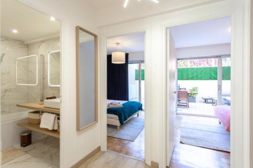 une salle de bain avec un lavabo et un miroir dans l'établissement 86m- Spacious 3 room apartment with large terrace, à Villefranche-sur-Mer