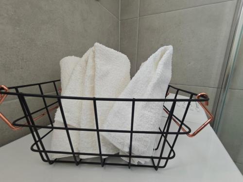druciany kosz wypełniony ręcznikami na blacie w obiekcie Antemma Apartment w Puli