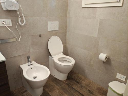 a bathroom with a toilet and a sink at Villa Torricelli Scarperia - Il Giardinetto Residence in Scarperia