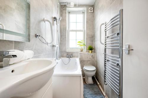 HoghtonにあるModern London stay near Nothing Hillの洗面台とトイレを備えた白いバスルーム