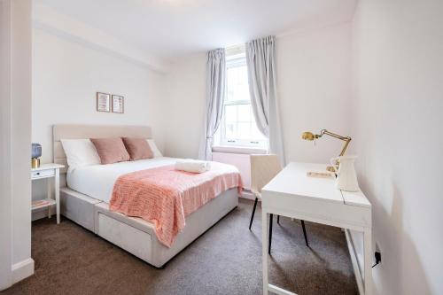 HoghtonにあるModern London stay near Nothing Hillのベッドと机のある白い寝室