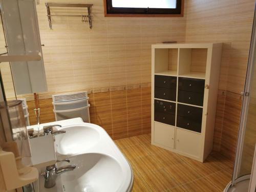 La salle de bains est pourvue d'un lavabo et d'une armoire à médicaments. dans l'établissement Bord de Lac, à Saint-Julien-du-Verdon